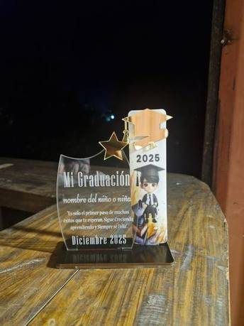 Galvano Doble Graduación con Birrete Dorado